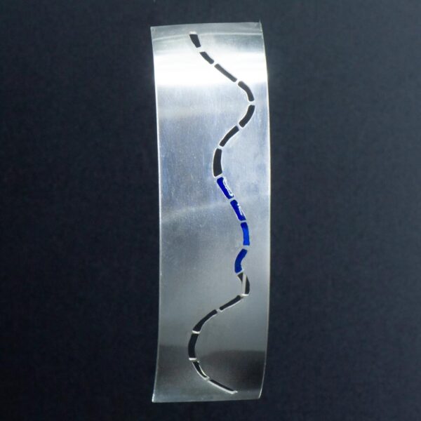 Refraction-curved brooch