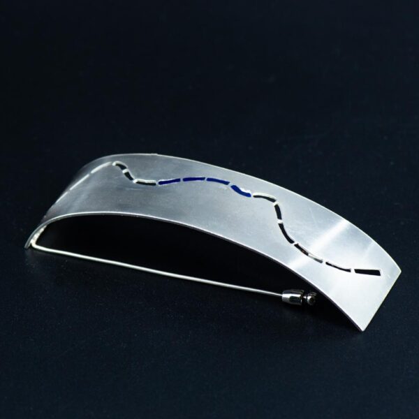 Refraction-curved brooch from the side