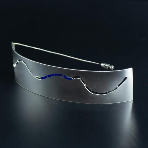 Refraction-curved brooch on the side