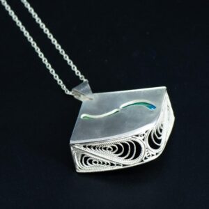 Refraction-curved filigree pendant bottom