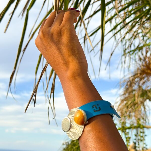 Stalactite-bracelet worn by a woman