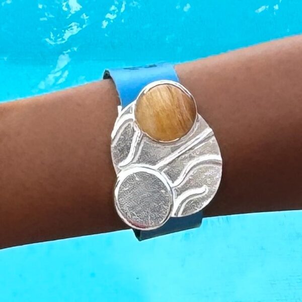 Stalactite-bracelet worn over pool